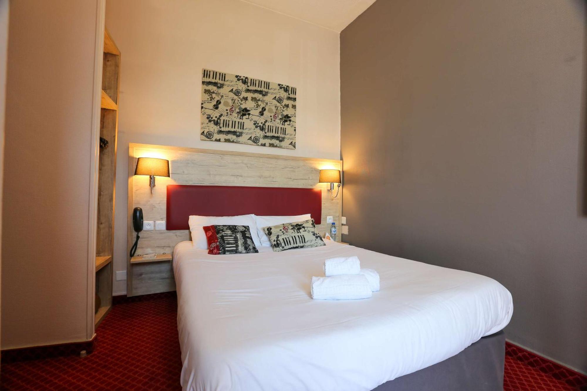 Brit Hotel Bleu Nuit Сент Экстерьер фото